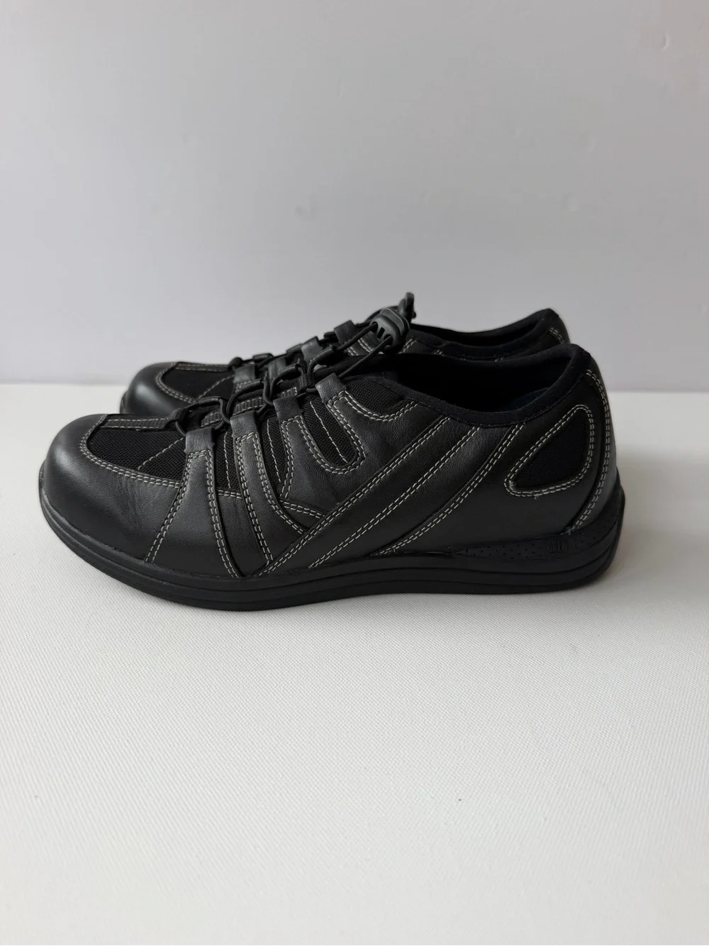 Drew Women’s 7W Wide Black Leather Mesh Comfort Walking Shoes Bungee NWOT